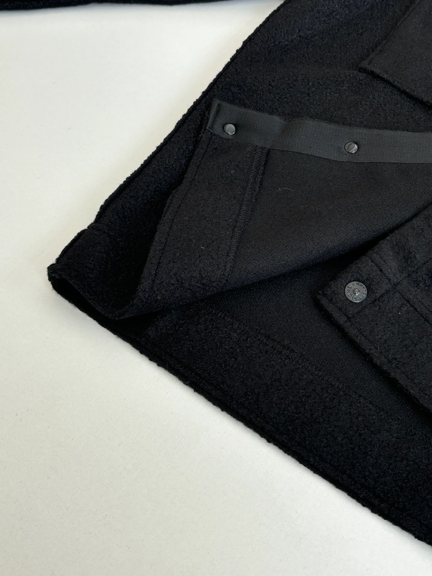 P770 Stone Island*/Stone Island Solid color single-breasted woolen cardigan jacket Customized 90 wool 10 cashmere fabric The surface is silky and shiny after post-processing It has a metallic nylon series gloss Customized molded four-button closure The entire jacket is still luxury-grade workmanship The inside is hand-made and seamless The strongest armbands on the Internet with sky and earth lines, eight o'clock and one line, and white leakage on the back All matching accessories are customized nfc complete Size: S/M/L/XL